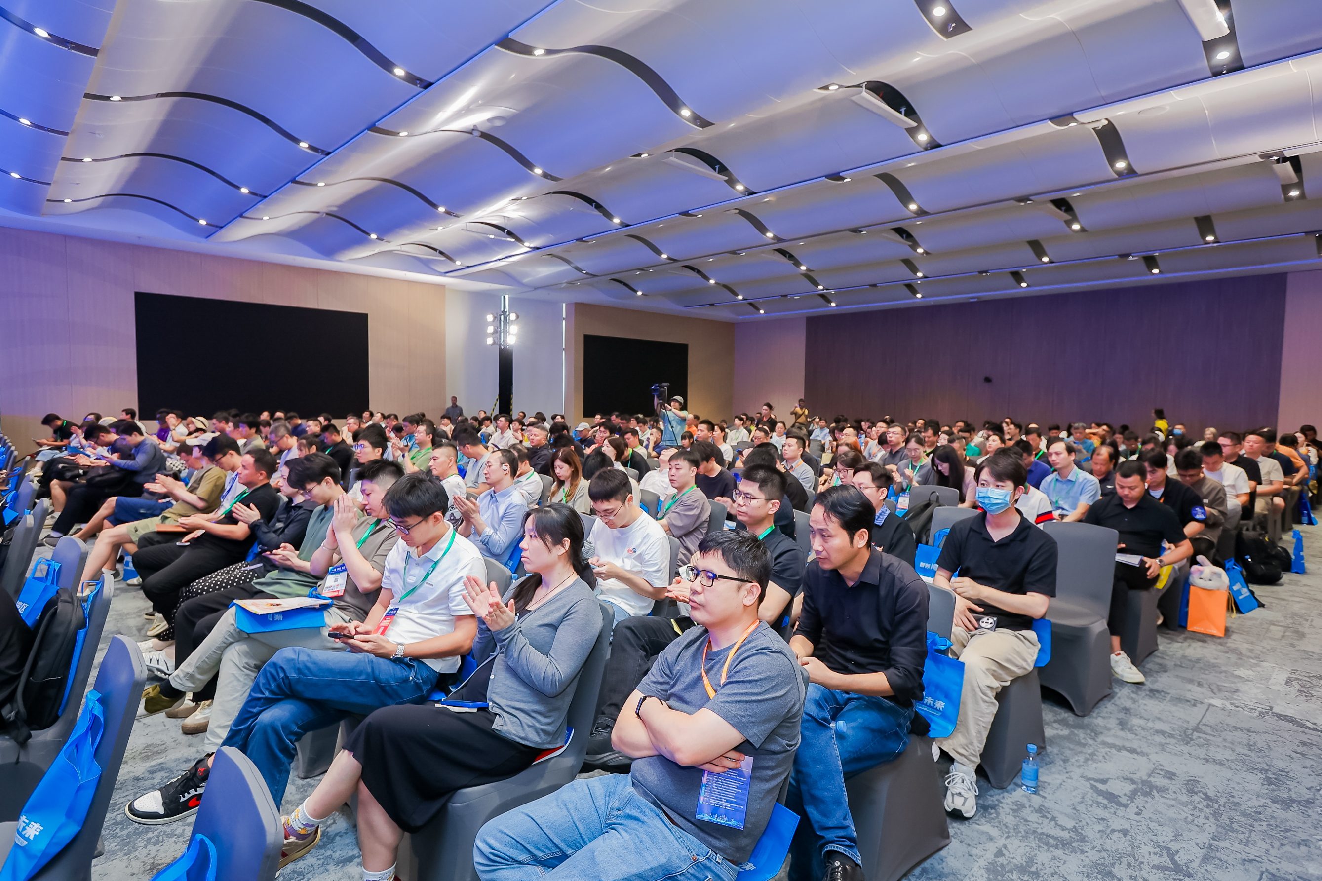 2025 大湾区 AI 产业高峰论坛暨 AI 玩具创新产品发布会 Al industry Summit Forum & Al Toy Innovation Product Launch