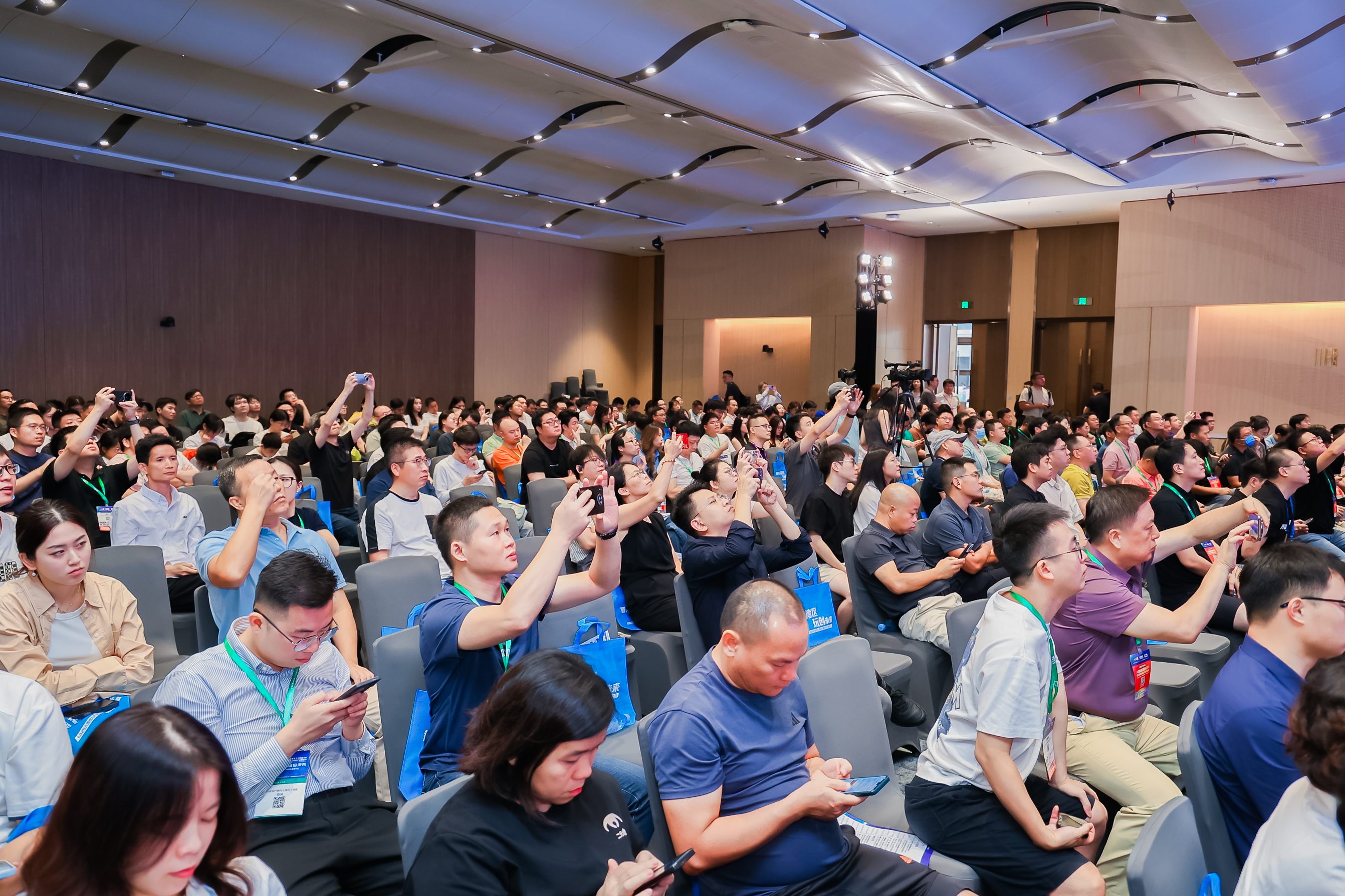 2025 大湾区 AI 产业高峰论坛暨 AI 玩具创新产品发布会 Al industry Summit Forum & Al Toy Innovation Product Launch